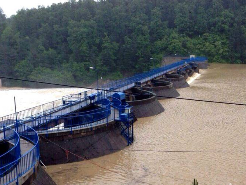 ТУЗЛА, 30. МАРТА /СРНА/ - Вода на брани Модрац прелива 15 центиметара, саопштено је данас из Оперативног центра кантоналне Управе цивилне заштите.