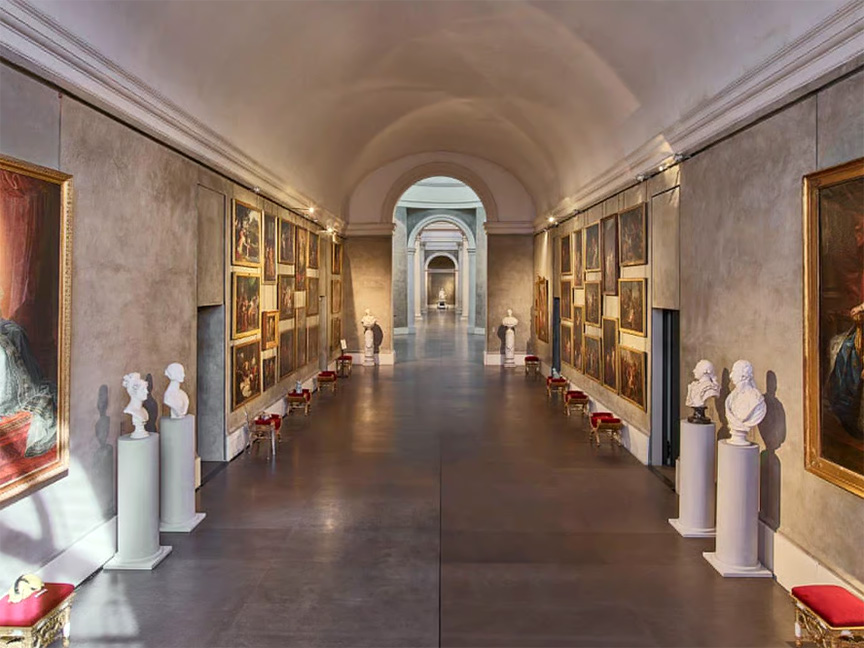 РИМ, 30. МАРТА /СРНА/ - Лопови су украли три слике Огиста Реноара, Пола Сезана и Анрија Матиса вриједне више милиона евра из приватног музеја у близини Парме, саопштила је италијанска полиција.