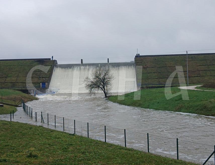 ПРЊАВОР, 30. МАРТА /СРНА/ – Вода прелива на брани на акумулационом језеру Дренова код Прњавора, а локалне Цивилне заштите су позвали на опрез грађане уз корито ријеке Вијаке.