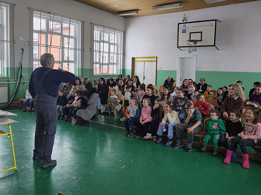 СОКОЛАЦ, 30. МАРТА/ СРНА/ - Театар "Царан" из Зрењанина данас је интерактивну представу за дјецу "Искакалице" извео на Сокоцу у оквиру овогодишњег Међународног фестивала професионалних луткарских позоришта за дјецу "Лут фест".