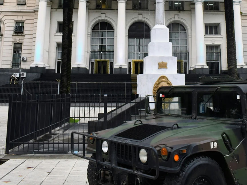 БУЕНОС АЈРЕС, 30. МАРТА /СРНА/ - Петнаетогодишњак је убио из ватреног орзжја тринаестогодишњег ученика, а радније најмање осморо у школи у Аргентини.