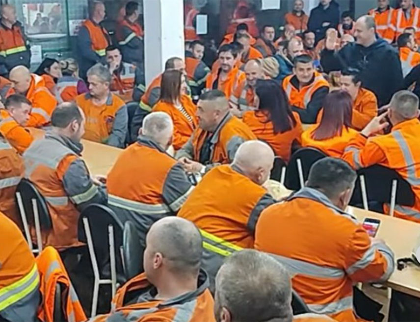 БАЊАЛУКА, 31. МАРТА /СРНА/ - Министар енергетике и рударства Републике Српске Петар Ђокић донио је данас рјешење о додјели три милиона КМ директне подршке за 570 радника привредног друштва "Нова Љубија" Приједор, који су се нашли у изузетно тешкој материјалној ситуацији због обуставе производње и покретања стечајног поступка.