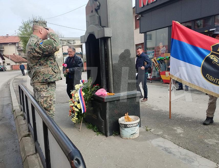 БИЈЕЉИНА, 31. МАРТА /СРНА/ - Обиљежавање Дана одбране Бијељине у Одбрамбено-отаџбинском рату почело је данас одавањем почасти ратном команданту кризног штаба општине и елитне јединице Гарда "Пантери" Љубиши Савићу Маузеру.