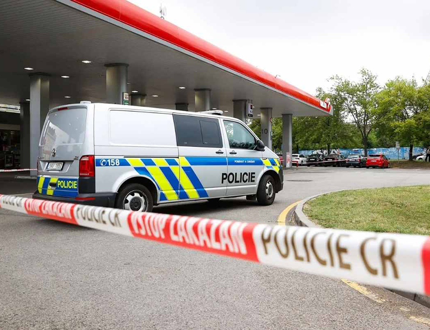 ПРАГ, 31. МАРТА /СРНА/ - Страни држављанин приведен је у Чешкој због сумње да је извршио напад на Руски дом у Прагу, саопштено је из чешке полиције.