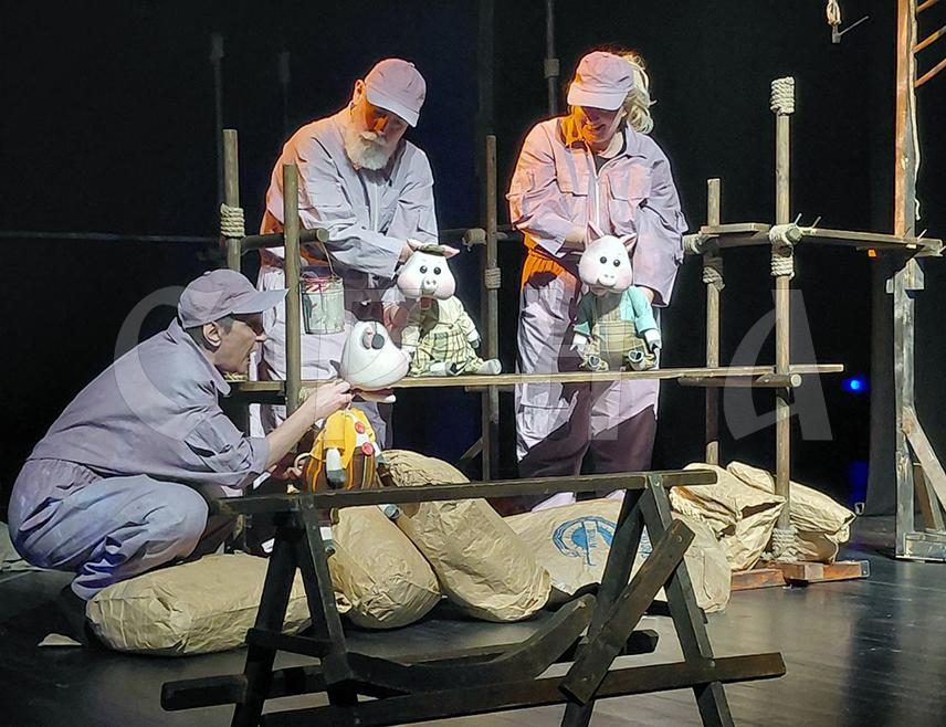 ИСТОЧНО САРАЈЕВО, 31. МАРТА /СРНА/ - Другог дана Међународног фестивала професионалних позоришта за дјецу "Лут фест" изведене су представе "Заљубљени лептири" Дечјег позоришта Суботице и "Три прасета" Позоришта лутака из Ниша.