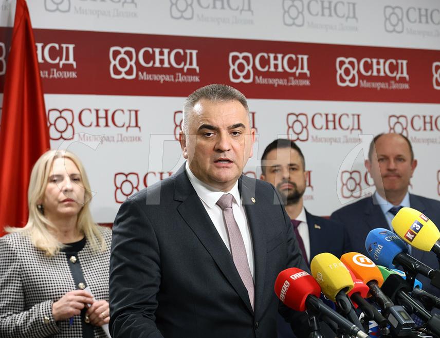 БАЊАЛУКА, 31. МАРТА /СРНА/ - Члан Главног одбора СНСД-а Саво Минић изјавио је да Република Српска улази у велики инвестициони циклус, али исто тако води рачуна о грађанима, што показује и донесеним мјерама које се тичу повећања плата буџетским корисницима и смањења акциза на гориво.