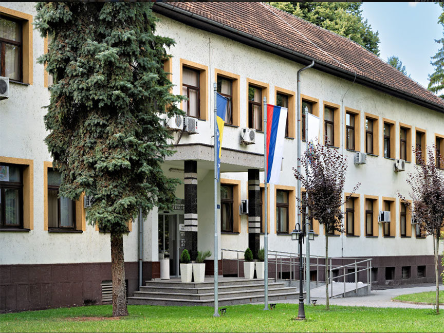 ТЕСЛИЋ , 31. МАРТА /СРНА/ - Мјесечна плата градоначелника Теслића Милана Миличевића износи око 7.600 КМ без пореза и доприноса и већа је од плата функционера са нивоа Републике Српске и БиХ, као и званичника у региону, рекао је Срни Радислав Ђурић у име коалиције СНСД-СПС-Демос-Уједињена Српска-БХ Зелени и СДА.