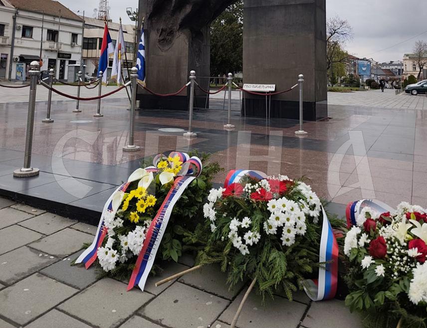 БИЈЕЉИНА, 31. МАРТА /СРНА/ - Дан одбране Бијељине од напада муслиманских паравојних  формација 1992. године обиљежен је данас одавањем почасти српским борцима који су живот дали у Одбрамбено-отаџбинском рату.