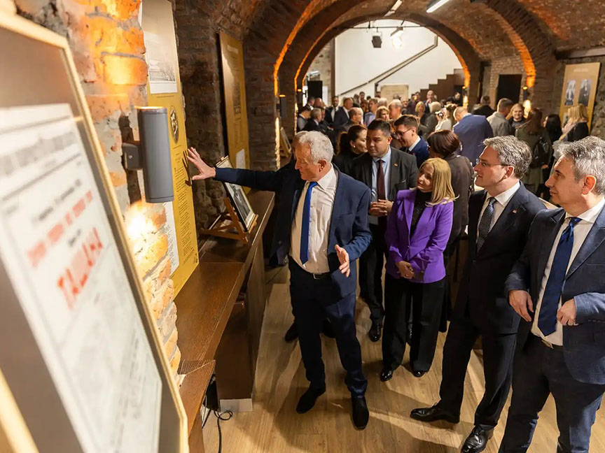 БЕОГРАД, 31. МАРТА /СРНА/ - Министар културе Србије Никола Селаковић вечерас је у Врању отворио изложбу "Трагом људске душе" у Врању, којом је почело обиљежавање 150 година од рођења писца Борисава Боре Станковића.