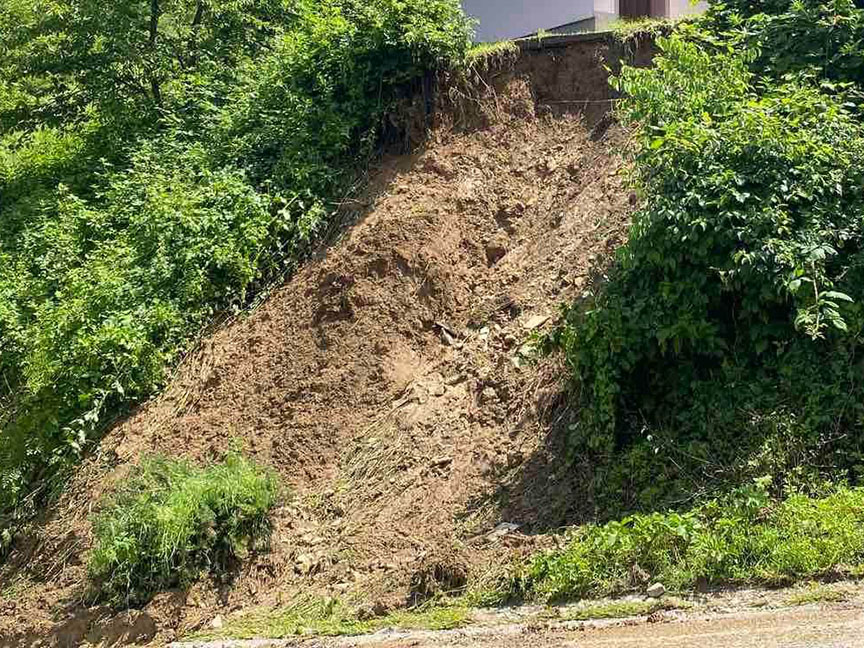 БАЊАЛУКА, 31. МАРТА /СРНА/ - Клизиште које се усљед падавина појавило у бањалучкој мјесној заједници Старчевица биће санирано послије стабилизације времена, рекао је предсједник Савјета мјесне заједнице Драгомир Ђукић.