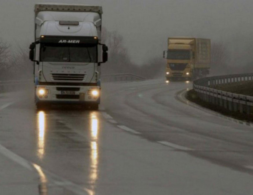 БАЊАЛУКА, 1. АПРИЛА /СРНА/ - У Републици Српској и Федерацији БиХ коловози су мокри и клизави, видљивост је смањена у котлинама, а у вишим предјелима и преко превоја има снијега и поледице.