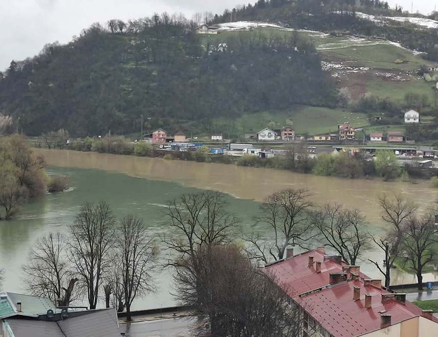 ПРИЈЕДОР, 1. АПРИЛА /СРНА/ - Водостај Сане у благом је расту, а Гомјенице стагнира, саопштио је јутрос Оперативно-комуникациони центар града Приједора.