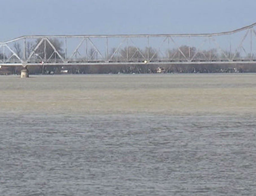 БЕОГРАД, 1. АПРИЛА /СРНА/ - У Србији расте ниво Саве који ће код Шапца данас премашити границу редовне одбране од поплава, док водостаји мањих ријека углавном опадају.