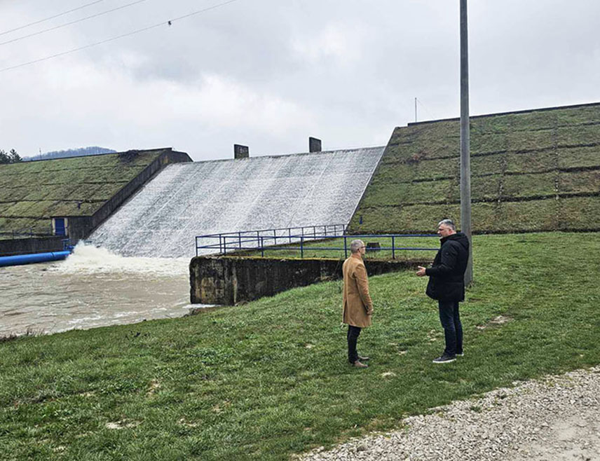 БИЈЕЉИНА, 1. АПРИЛА /СРНА/ - Директор Јавне установе "Воде Српске" Мирослав Миловановић и градоначелник Прњавора Дарко Томаш обишли су данас брану Дренова, чија је стабилност и пуна функционалност очувана захваљујући контролисаном преливању под надзором стручних служби, саопштено је из "Вода Српске".