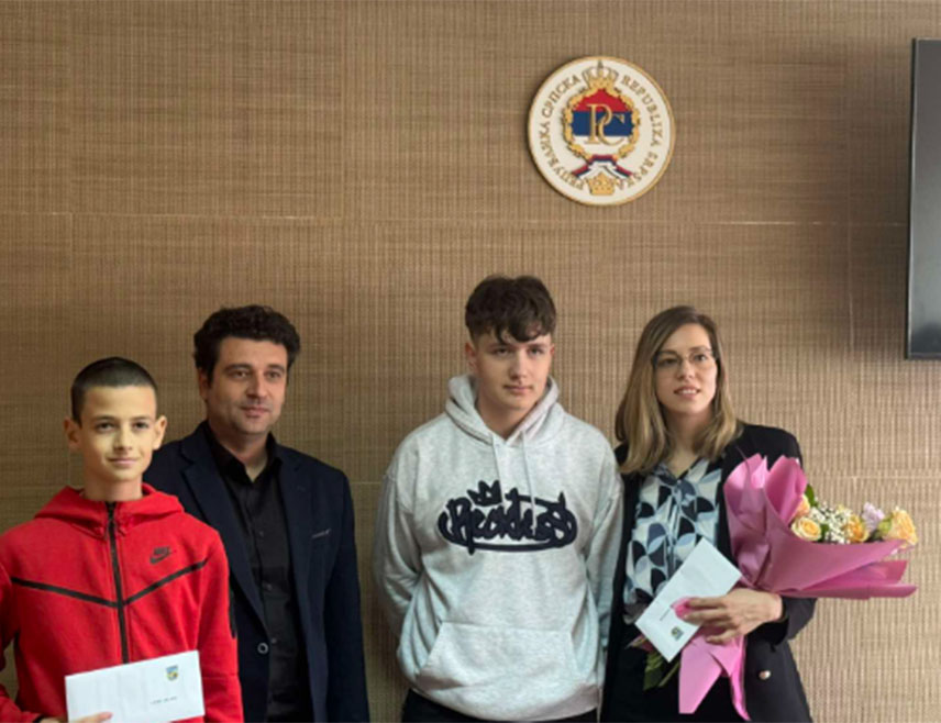 КОСTАЈНИЦА, 1. АПРИЛА /СРНА/ - Начелник Костајнице Никола Јањетовић организовао је данас, поводом Дана општине, пријем и наградио основце Ђорђа Костадиновића и Алексу Вујина који су остварили запажене резултате на републичким и регионалним такмичењима у области науке и спорта.