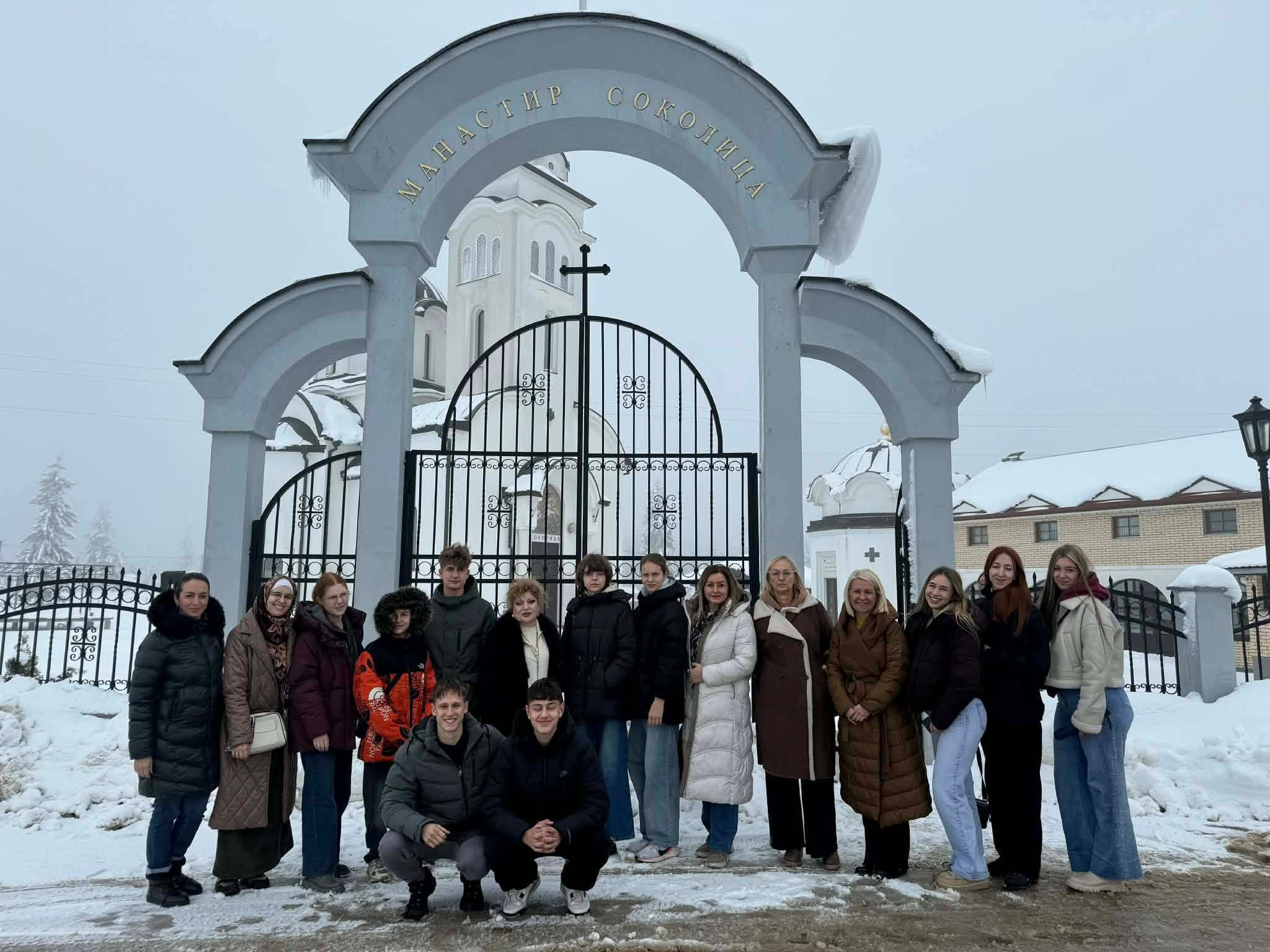 СОКОЛАЦ, 1. АПРИЛА /СРНА/ - Средњошколци из руског града Краснодара, који бораве у посјети Источном Сарајеву, посjетили су данас Војничко спомен-гробље Нови Зејтинлик на Сокоцу, а о историјату овог мјеста упознала их је професор историје Марина Благојевић.