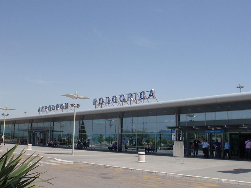 ПОДГОРИЦА, 1. АПРИЛА /СРНА/ - Црногорски цариници заплијенили су на аеродрому у Подгорици девет флаша скупоцјеног алкохола, вриједног 19.500 евра, од путника на лету из Истанбула.