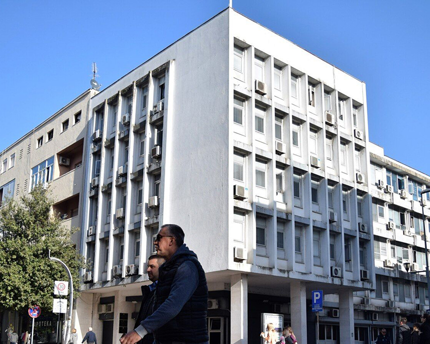 ПОДГОРИЦА, 1. АПРИЛА /СРНА/ - Специјално државно тужилаштво подигло је оптужницу против Александра Мијајловића, Драга Спичановића, Владана Лазовића, Милована Павићевића, Андријане Настић и Предрага Бошковића за учешће у криминалној организацији, злоупотребу службеног положаја и одавање тајних података.