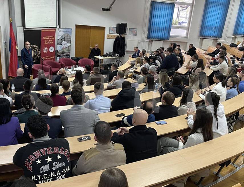 БИЈЕЉИНА, 1. АПРИЛА /СРНА/ - У Бијељини је одржана трибина о положају Универзитета у Приштини и изазовима са којима се суочава у правном оквиру на Косову и Метохији како би се широј јавности представила сложена ситуација у којој се налазе српски народ и српска академска заједница у јужној српској покрајини.