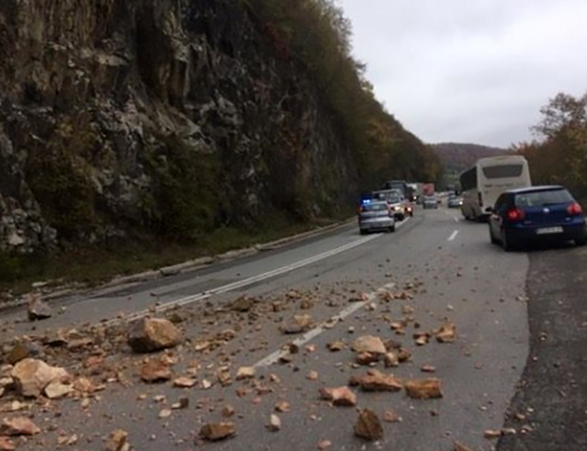 БАЊАЛУКА, 2. АПРИЛА /СРНА/ - На путевима у Републици Српској и Федерацији БиХ учестали су одрони, а коловози су понегдје мокри и клизави.