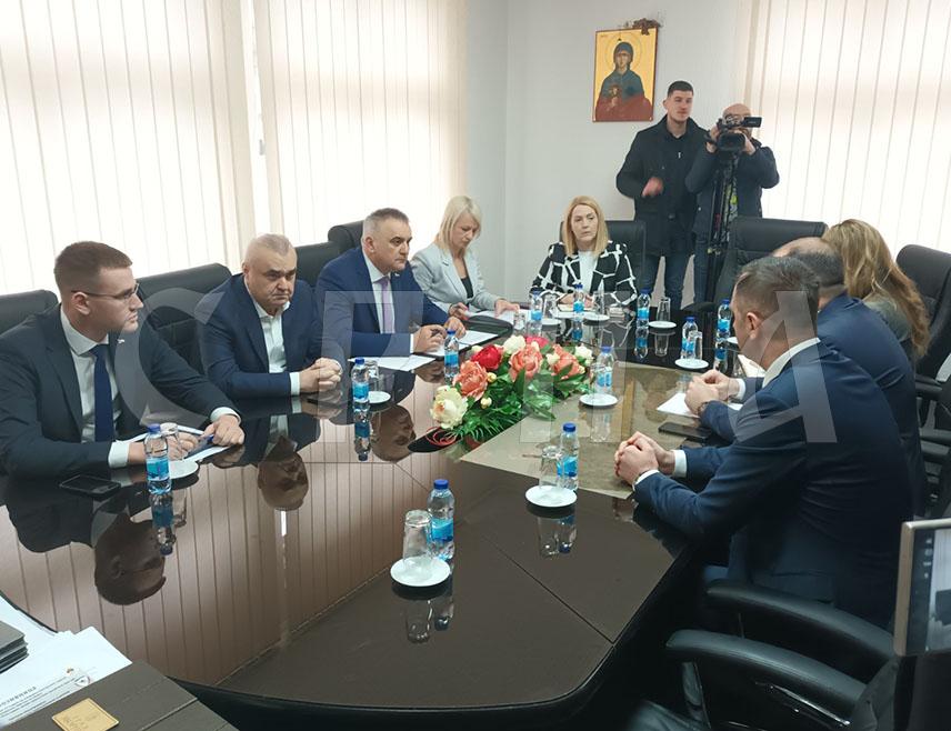 ЗВОРНИК, 2. АПРИЛА /СРНА/ - У Зворнику је почео састанак премијера Републике Српске Саве Минића и градоначелника Бојана Ивановића на којем ће бити ријечи о актуелним привредним темама и инфраструктурним пројектима који се реализују на подручју града.