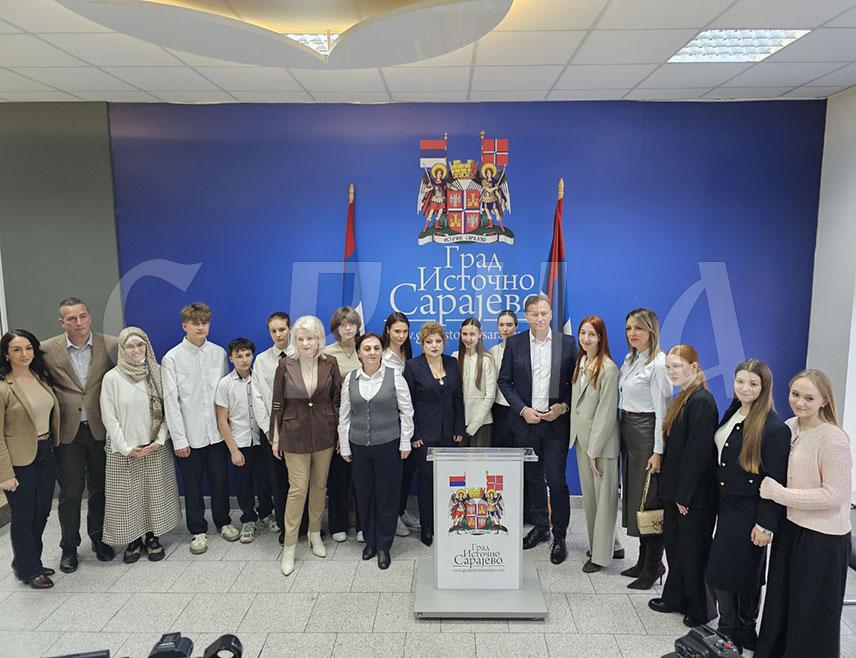 ИСТОЧНО САРАЈЕВО, 2. АПРИЛА /СРНА/ - Предсједник Скупштине града Источно Сарајево Бошко Југовић изјавио је данас да је размјена ученика Источног Сарајева и Краснодара значајна за јачање сарадње и пријатељских односа, а циљ је да се млади врате кући са најљепшим утисцима.