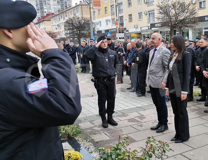 ДОБОЈ, 2. АПРИЛА /СРНА/ - Припадници Полицијске управе Добој одали су данас почаст за 127 припадника ове управе погинулих у Одбрамбено-отаџбинском рату, поводом 4. априла - Дана Полиције Републике Српске.