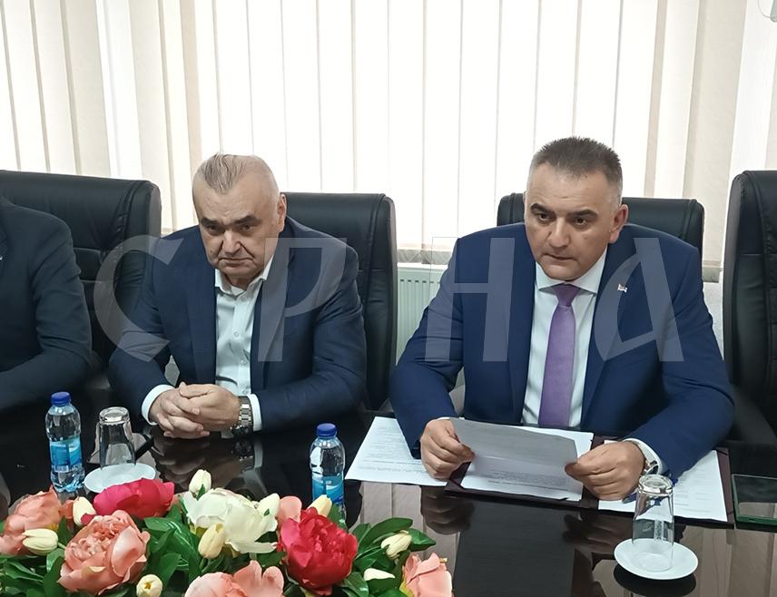 ЗВОРНИК, 2. АПРИЛА /СРНА/ - Предсједник Владе Републике Српске Саво Минић изјавио је данас да Зворник може да буде примјер другим локалним заједницама када је ријеч о припремљеним пројектима од којих ће бенефите имати велики број грађана.