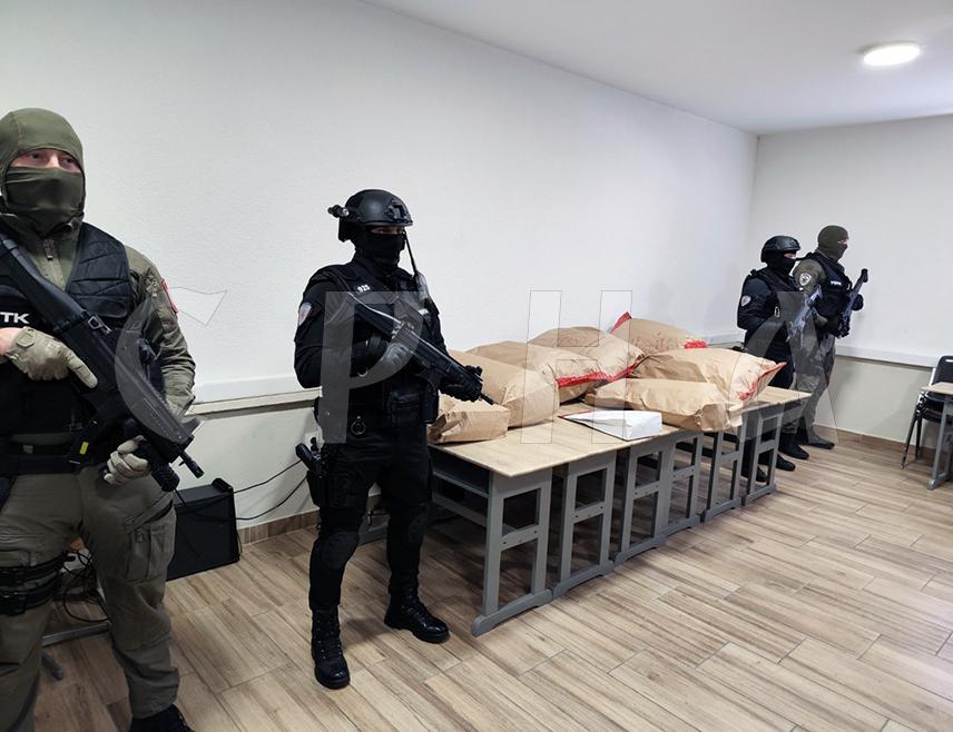 ГРАДИШКА, 2. АПРИЛА /СРНА/ - Три лица из Градишке и једно из Неума ухапшена су у акцији "Бразил", док се за још једним трага, изјавио је данас начелник Полицијске управе Градишка Слободан Торбица.