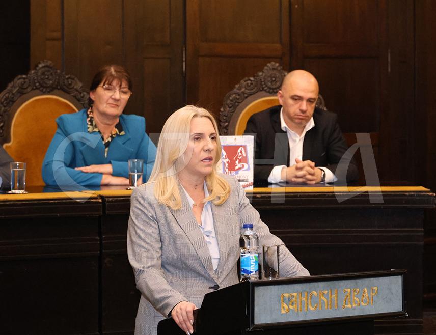 БАЊАЛУКА, 2. АПРИЛА /СРНА/ - Српски члан Предсједништва БиХ Жељка Цвијановић поручила је да ће институције Републике Српске наставити да у свијету шире истину о Српској и страдањима српског народа у протеклом Одбрамбено-отаџбинском рату.