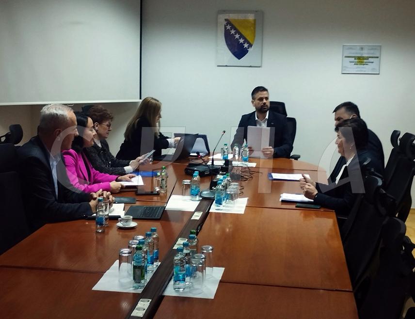 БАЊАЛУКА, 2. АПРИЛА /СРНА/ - У Бањалуци је почела ванредна сједница Управног одбора Управе за индиректно опорезовање /УИО/ БиХ на којој би требало да се поново разматра питање измјена Правилника о унутрашњој организацији УИО којим би се омогућило отварање новог граничног прелаза у Градишци.