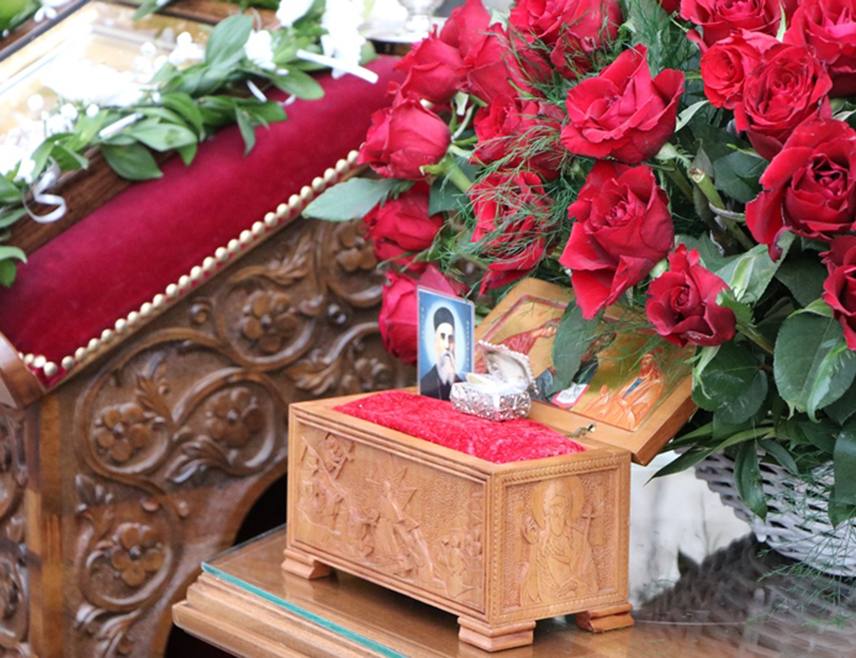 БЕОГРАД, 2. АПРИЛА /СРНА/ - У Институт за кардиоваскуларне болести "Дедиње" у Београду донијете су честице моштију Светог Нектарија Егинског.