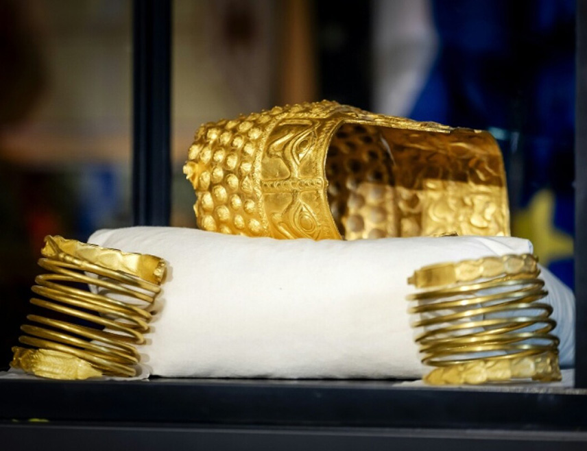 АМСТЕРДАМ, 2. АПРИЛА /СРНА/ - Златни шљем Коцофанештија и још два гетско-дачанска артефакта украдена из музеја у Холандији пронађени су захваљујући информацијама добијеним од лица која се налазе у притвору под сумњом да су учествовала у крађи, саопштено је из холандског тужилаштва.