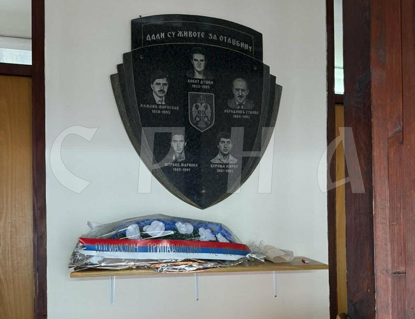 КРУПА НА УНИ, 2. АПРИЛА /СРНА/ - Поводом Дана полиције у Полицијској станици у Крупи на Уни данас су положени вијенци и прислужене свијеће код спомен-плоче за петорицу полицајаца погинулих у Одбрамбено-отаџбинском рату.