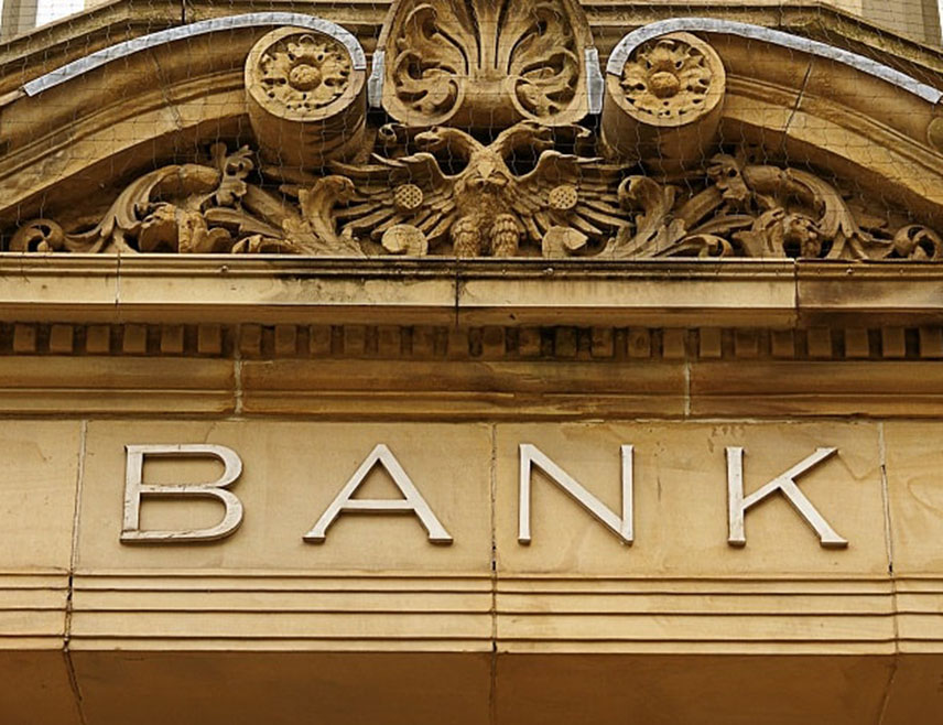 ПАРИЗ, 2. АПРИЛА /СРНА/ - Америчке банке "Ситигруп" и "Голдман Сакс" појачале су мјере обезбјеђења у Паризу и обавијестиле запослене да могу да раде од куће након што су власти спријечиле напад на другу америчку финансијску институцију.