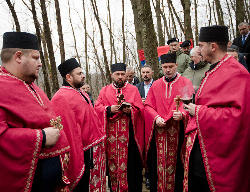 УГЉЕВИК, 2. АПРИЛА /СРНА/ - Српски хероји као што је пилот Ратног ваздухопловства Војске Југославије Зоран Радосављевић неће бити заборављени, истакнуто је у Tрнови код Угљевика гдје је данас одата почаст мајору чији је авион током НАТО бомбардовања СР Југославије 1999. године погођен изнад овог села.