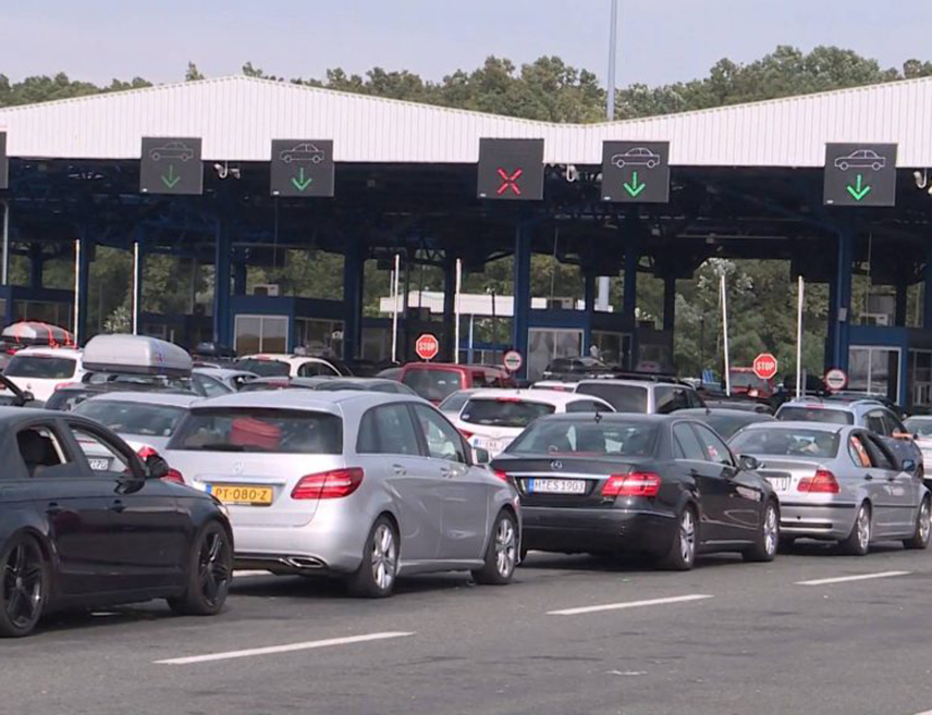 БАЊАЛУКА, 2. АПРИЛА /СРНА/ - Колоне возила чекају на улазу у БиХ из правца Хрватске на граничним прелазима Градишка, Доња Градина, Велика Кладуша, Изачић, Костајница и Брод, саопштено је из Ауто-мото савеза Републике Српске.