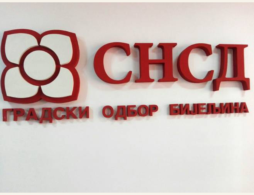 БИЈЕЉИНА, 2. АПРИЛА /СРНА/ - Градски одбор СНСД-а Бијељина сматра да је недолична фотографија на којој је предсједник Скупштине града Жељана Арсеновић, која је постављена на страници бијељинског СДС-а, удар на достојанство свих жена и да забрињава јер симболиком дубоко вријеђа вјерска осјећања српског народа.