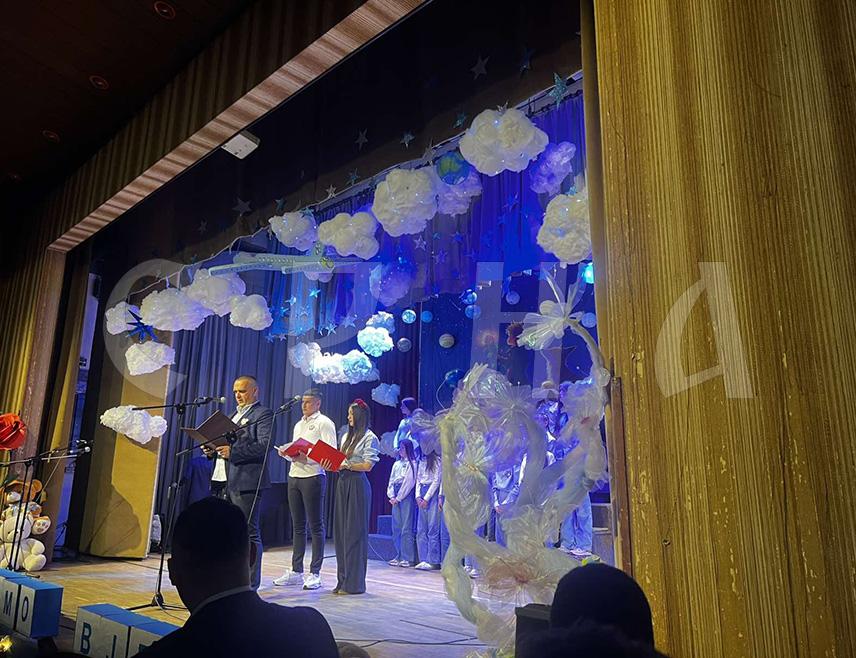 БИЛЕЋА, 2. АПРИЛА /СРНА/ - Основна школа "Свети Сава" у Билећи данас је организовала приредбу подршке ученицима са потешкоћама у развоју, поводом Свјетског дана свјесности о аутизму, како би подигли свијест о значају подршке њима и њиховим породицама.