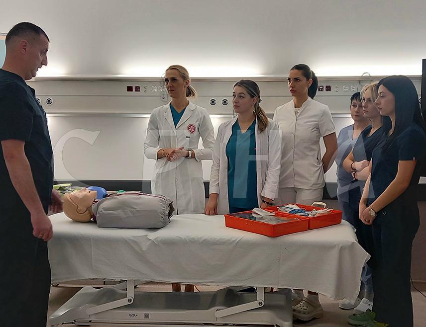 TРЕБИЊЕ, 3. АПРИЛА /СРНА/ - Представници Министарства здравља и социјалне заштите Републике Српске и Фондације "Фами" уручили су данас опрему за Центар за континуирану едукацију и професионално усавршавање медицинских сестара-техничара из здравствених установа у Српској, који је успостављен у требињској болници.