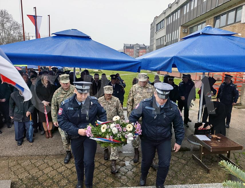 БИЈЕЉИНА, 3. АПРИЛА /СРНА/ - Код спомен-обиљежја за 14 погинулих припадника Полицијске управе Бијељина и 39 припадника Четвртог одреда Специјалне бригаде полиције данас су, поводом Дана полиције, положени вијенци и цвијеће и служен парастос за хероје одбране Републике Српске.