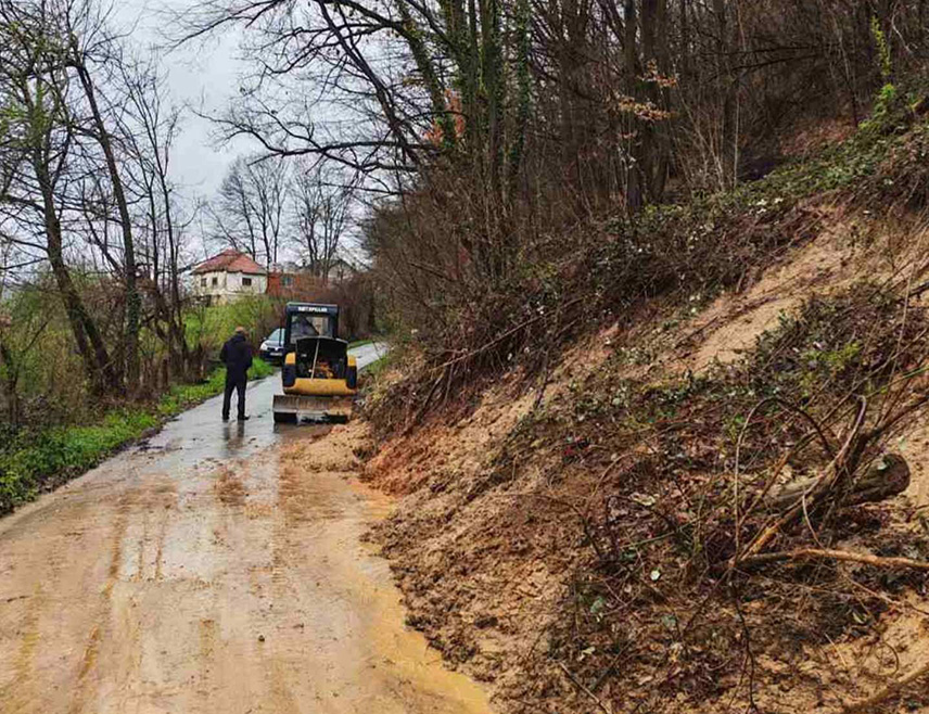 ЛОПАРЕ, 3. АПРИЛА /СРНА/ - Дуготрајне и обилне падавине изазвале су бројне проблеме у Лопарама гдје је у брдским подручјима дошло до појаве клизишта која угрожавају локалне путеве, стамбене објекте и инфраструктуру, саопштено је из Општинске управе.