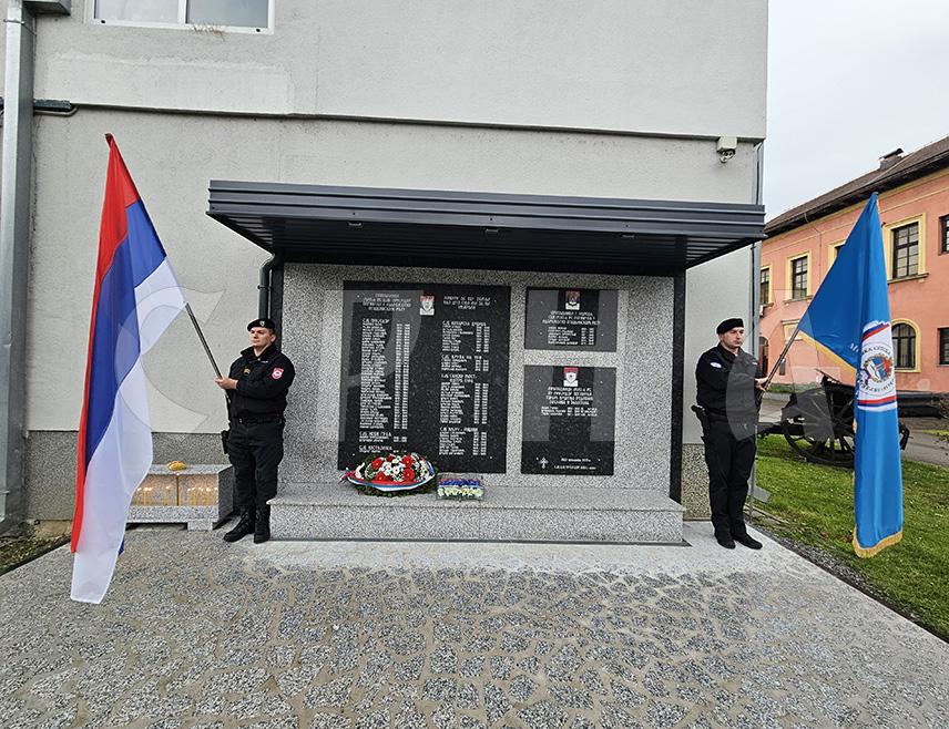 ПРИЈЕДОР, 3. АПРИЛА /СРНА/ - У Цркви Свете Тројице у Приједору данас је, поводом Дана полиције Републике Српске, служен парастос за полицајце страдале у протеклом Одбрамбено-отаџбинском рату, а на централно спомен-обиљежје положен је вијенац.