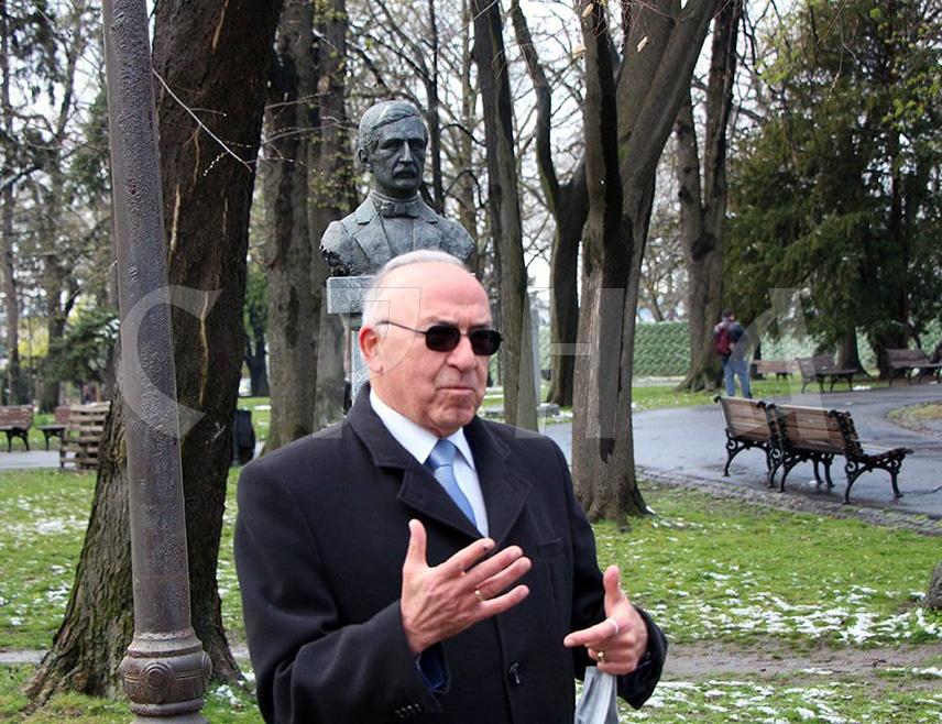 БЕОГРАД, 5. АПРИЛА /СРНА/ - Удружење Требињаца "Јован Дучић" у Београду упутило је Јавном предузећу "Београдска тврђава" допис у којем тражи да се хитно предузму
мјере да споменици Јовану Дучићу и Радоју Домановићу на Калемегдану добију третман какав доликује двојици књижевних великана или да се измјесте.