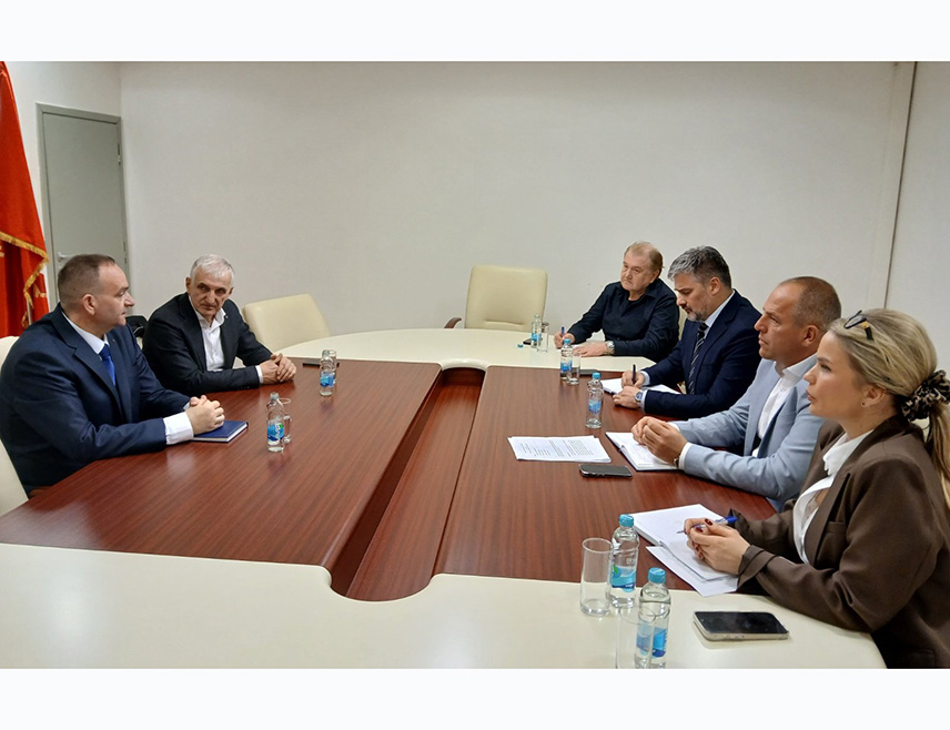 БАЊАЛУКА, 3. АПРИЛА /СРНА/ - Инспекторат Републике Српске свакодневно предузима бројне организационе и логистичке мјере како би се процедуре контроле убрзале и смањило чекање на граничним прелазима, закључено је на данашњем састанку представника Инспектората, Конзорцијума "Логистика БиХ" и министарства саобраћаја и веза Српске.