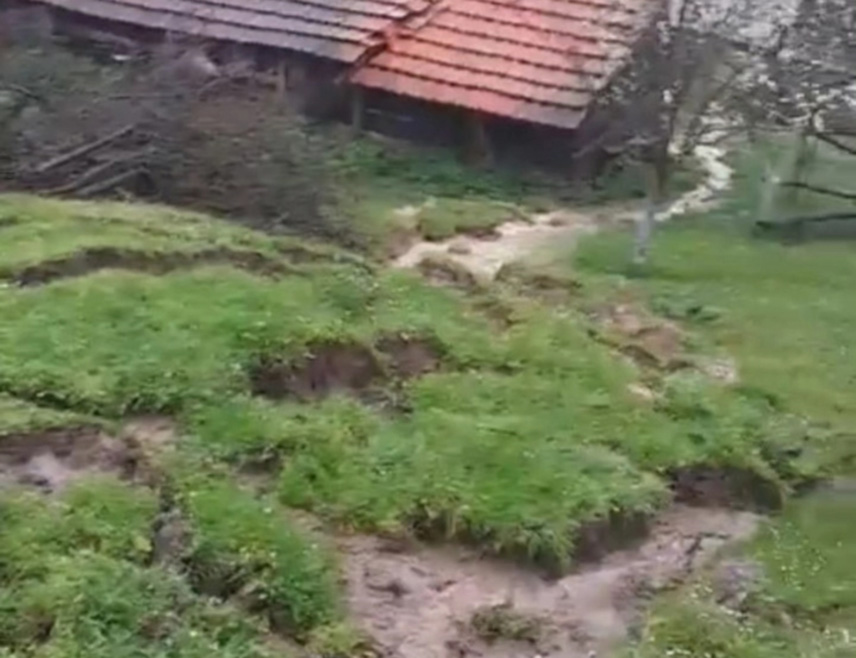 ЗВОРНИК, 3. АПРИЛА /СРНА/ - На подручју града Зворника, усљед отапања снијега и обилне кише, активирало се клизиште на локалитету Гајеви код Снагова, због чега је угрожен путни правац који води од Зворника ка Црном врху, саопштено је данас из Градске управе Зворник.