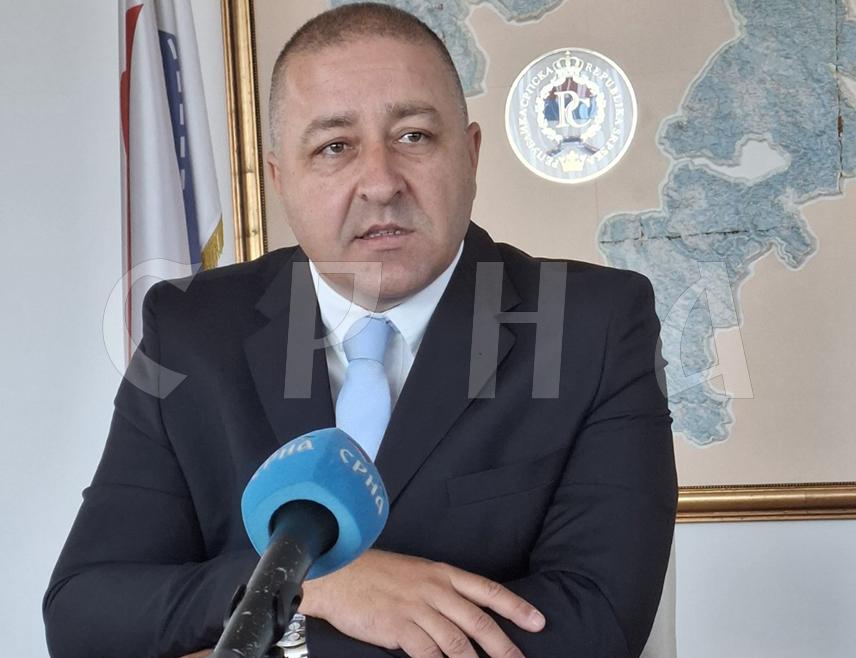 БАЊАЛУКА, 4. АПРИЛА /СРНА/ - Вршилац дужности директора "Путева Републике Српске" Мирослав Јанковић изјавио је Срни да би мост преко ријеке Врбас у бањалучком насељу Чесма требало да буде отворен у наредној седмици, до православног Васкрса.