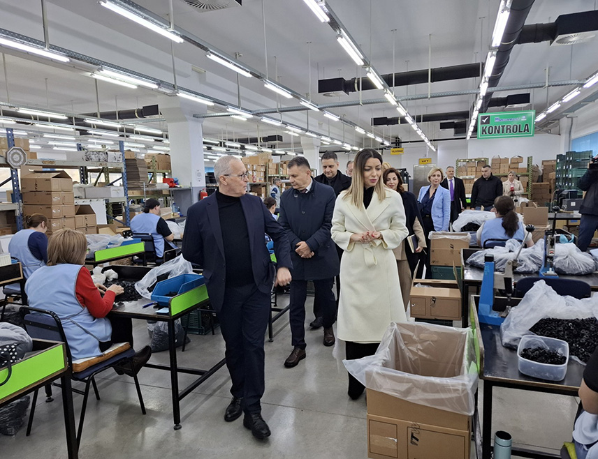 БАЊАЛУКА, 3. АПРИЛА /СРНА/ - Република Српска и Србија имају значајан потенцијал у проширењу сарадње у прехрамбеној индустрији, али и у осталим областима, а треба омогућити и већу доступност производа из Српске у Србији и обрнуто, констатовано је на састанку министара привреде Раденка Бубића и Андријане Писаревић.