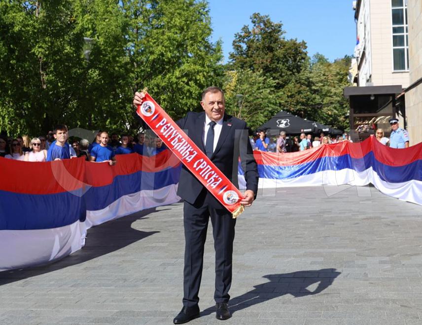 БИЈЕЉИНА, 3. АПРИЛА /СРНА/ - Лидер СНСД-а Милорад Додик и даље ужива највеће повјерење грађана када је ријеч о заштити интереса Републике Српске, показало је најновије истраживање јавног мњења.