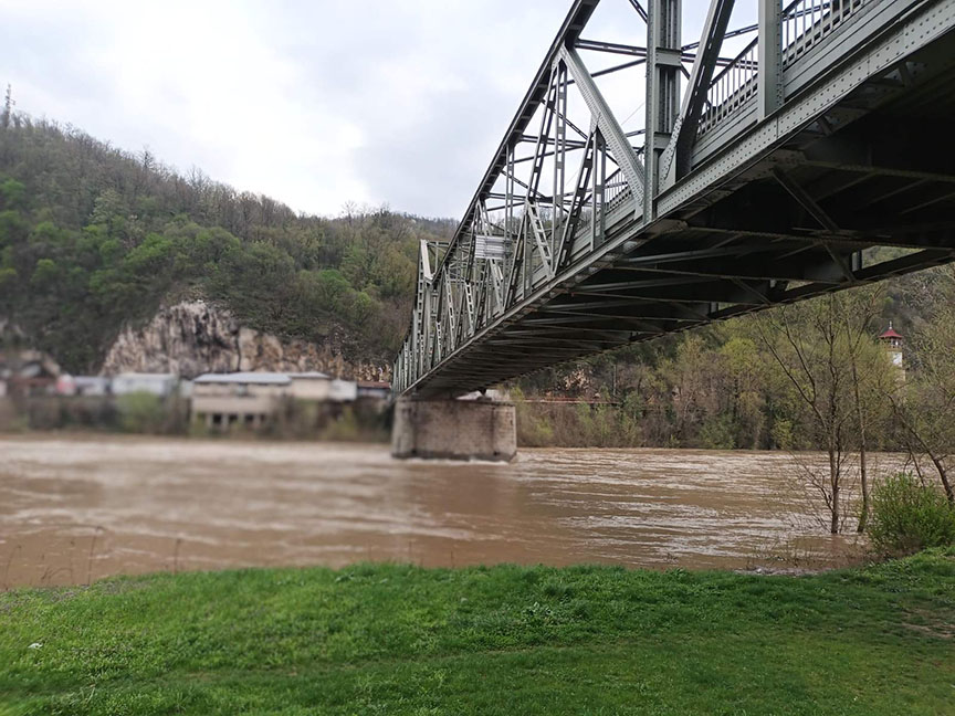 ЗВОРНИК, 3. АПРИЛА /СРНА/ - На подручју Зворника нема опасности од изливања ријеке Дрине, али су се активирала клизишта и ситуација се прати, саопштено је вечерас из зворничке Службе цивилне заштите.